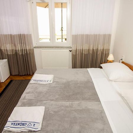 Rooms & Apartment Albina Baška Eksteriør bilde