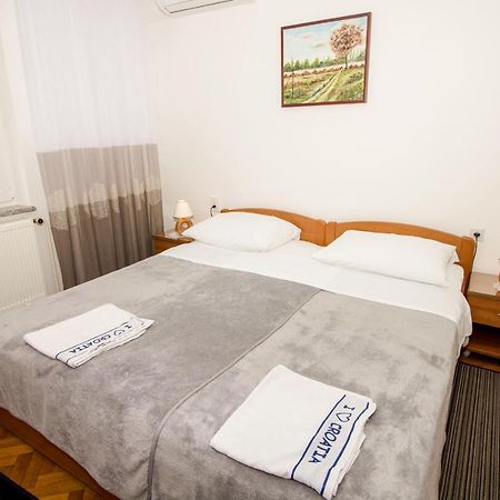 Rooms & Apartment Albina Baška Eksteriør bilde