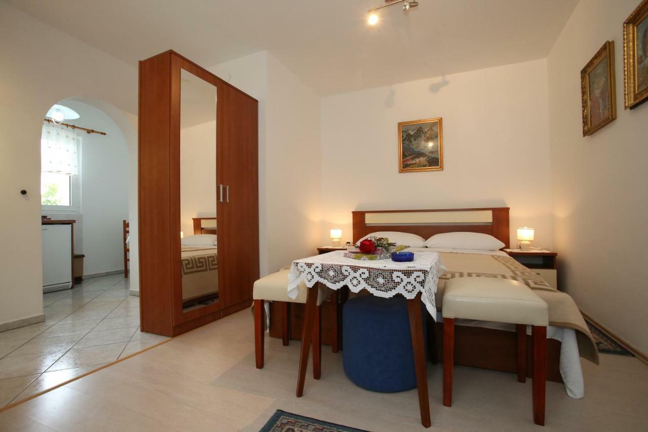 Rooms & Apartment Albina Baška Eksteriør bilde