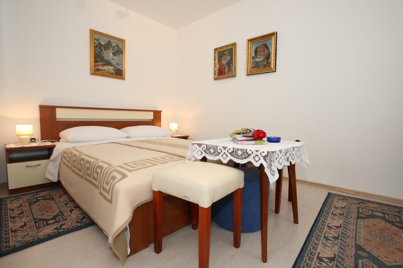Rooms & Apartment Albina Baška Eksteriør bilde