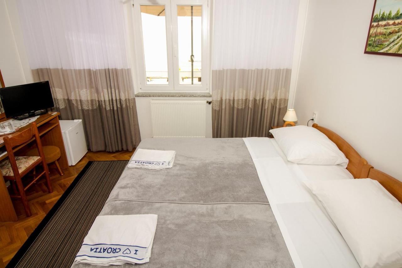 Rooms & Apartment Albina Baška Eksteriør bilde