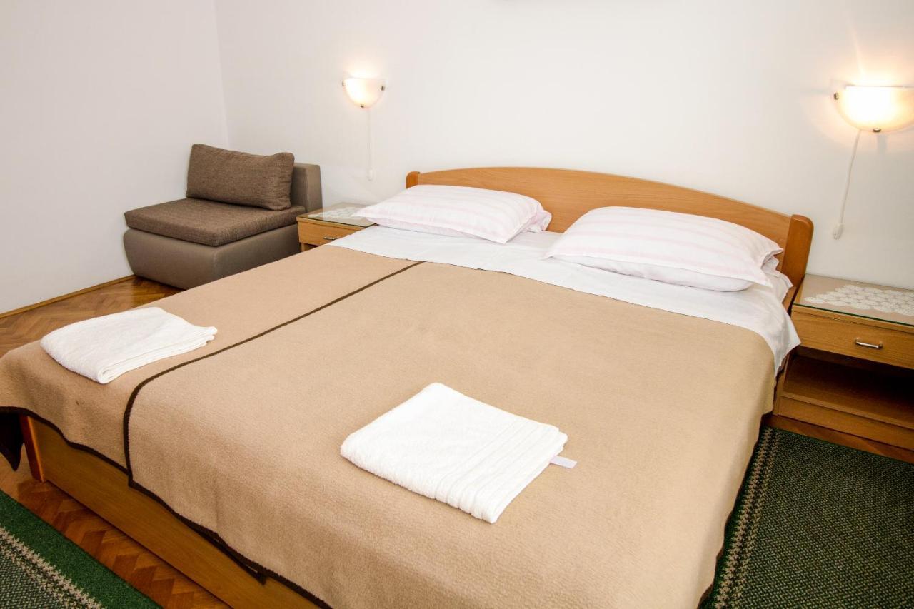 Rooms & Apartment Albina Baška Eksteriør bilde