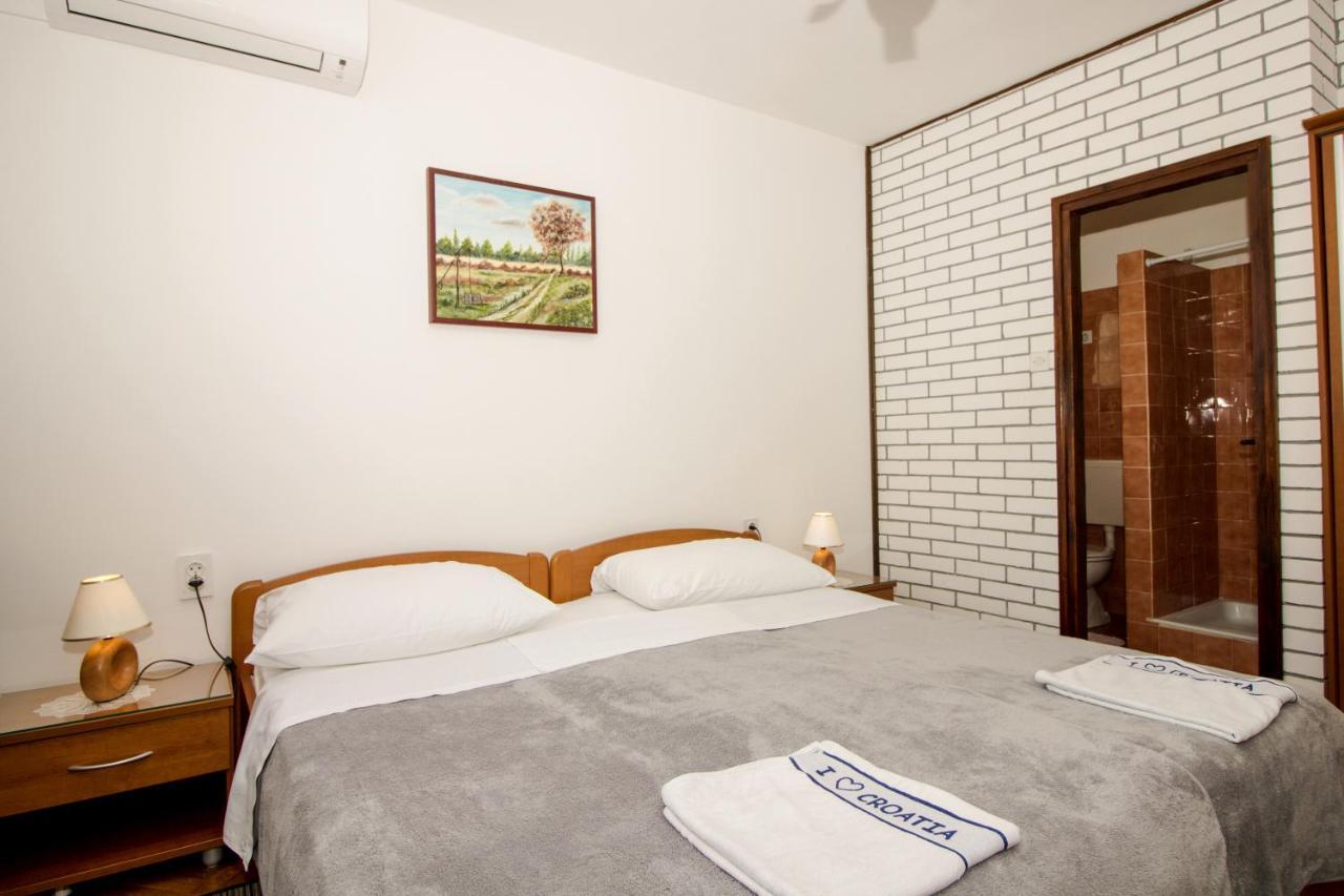 Rooms & Apartment Albina Baška Eksteriør bilde