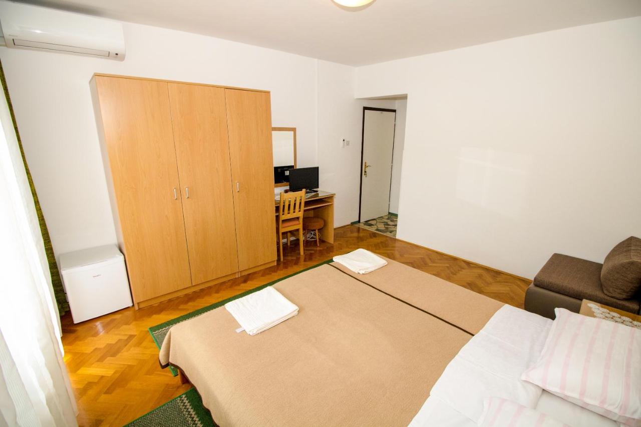 Rooms & Apartment Albina Baška Eksteriør bilde