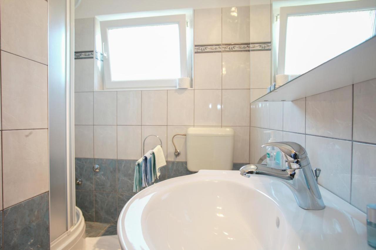 Rooms & Apartment Albina Baška Eksteriør bilde