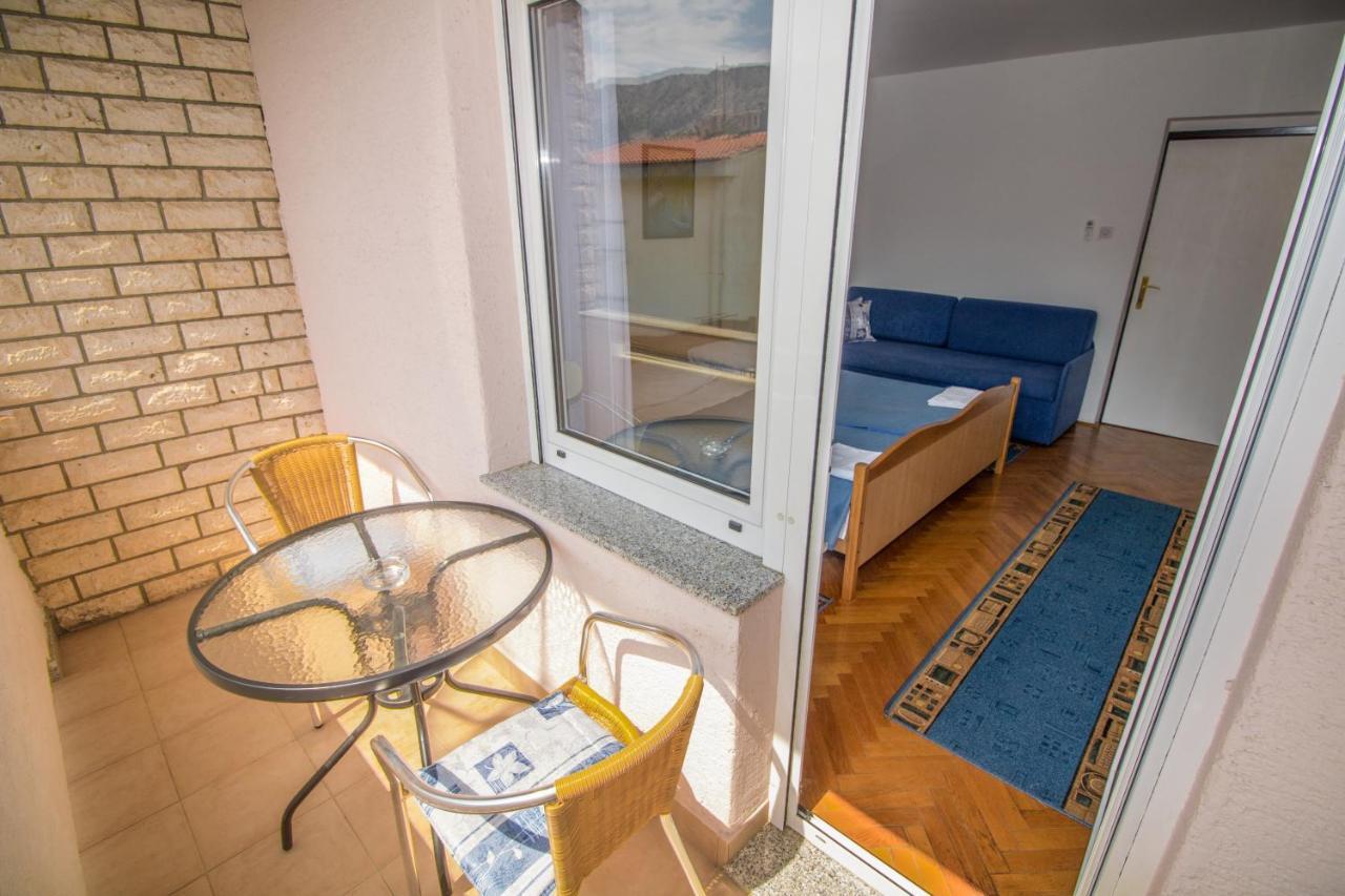 Rooms & Apartment Albina Baška Eksteriør bilde